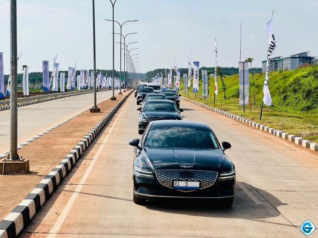 Datang Ke KITB, Presiden Jokowi dan Ibu Iriana Jajal Mobil Listrik