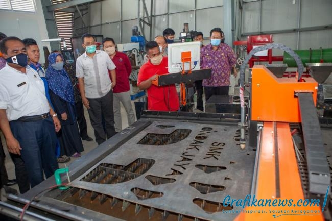 Gubernur Salurkan Bantuan 685 Mesin Sebagai Stimulus Ekonomi