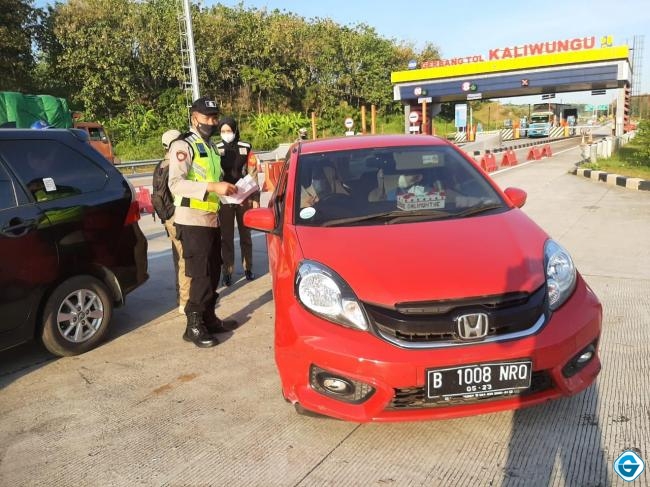 Penutupan Exit Jalan Tol, WNA Asal China Diputarbalikkan Ke Arah Semarang.
