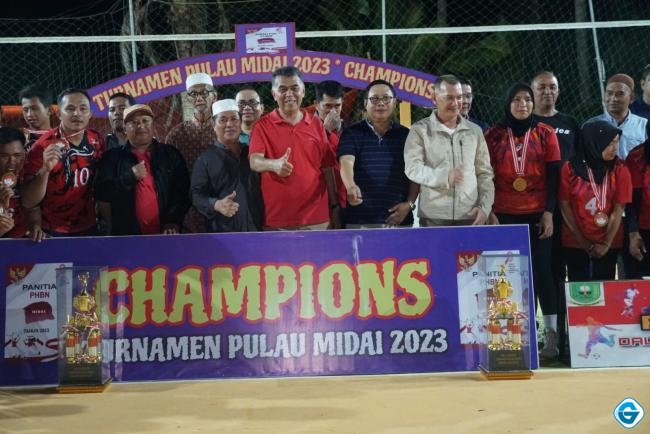 Tutup Turnamen Bola Voli Pulau Midai, Bupati Natuna : Kepada Pemenang Jangan Berpuas Hati, Tetap Bersyukur