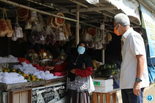 Ganjar Bayari Belanjaan Salah Satu Warga di Pasar Pecangan Jepara