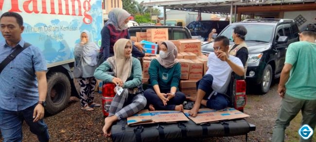Bersama Sang Istri, Syafruddin H Maming Bagikan Dua Truk Logistik ke Korban Banjir Satui