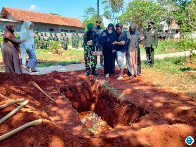Dandim 0736/Batang Pimpin Upacara Pemakaman Mayor Kav Hariyono