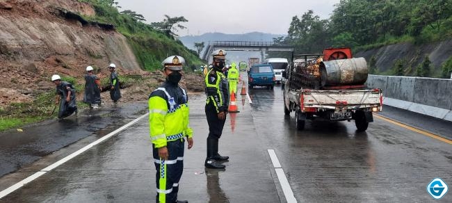 Matreal longsor tutup sebagian Jalur Tol Semarang - Solo KM 436. 