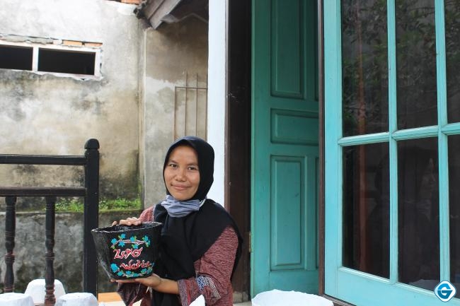 Inspirasi Tanpa Batas: Mengolah Sampah Popok Menjadi Pot Bunga