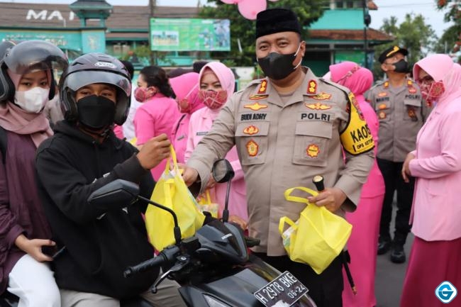 Kapolres Demak Bersama Bhayangkari Cabang Demak Bagikan Takjil Kepada Warga