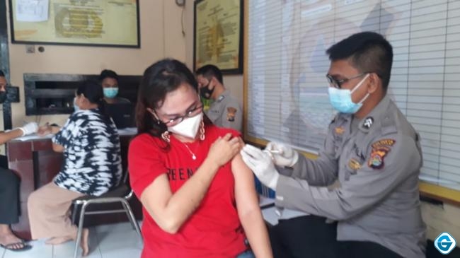 Tahanan Polresta Mataram Jalani Suntik Vaksinasi Covid-19