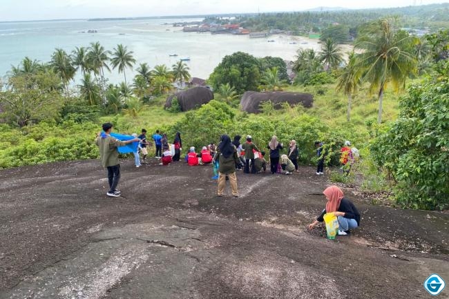 Komunitas di Natuna Bersih-bersih di Batu Datar