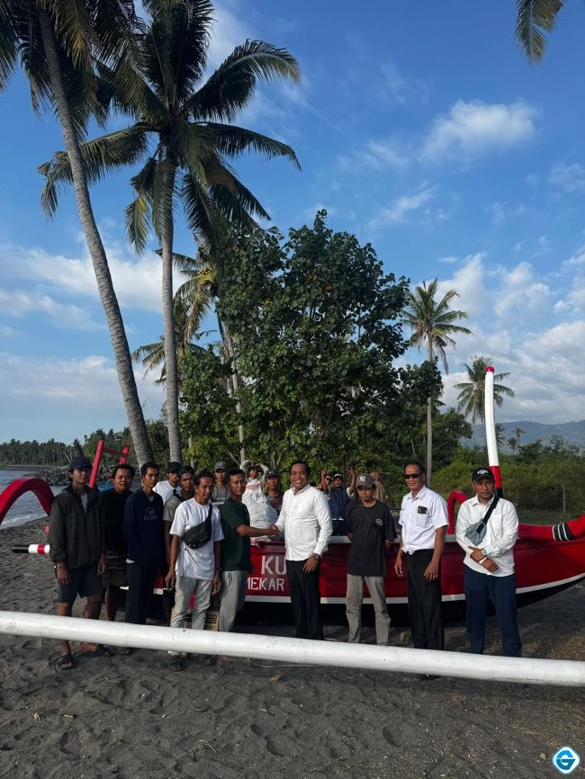 Tingkatkan Produktivitas dan Ekonomi Nelayan Pesisir, Ketua II DPRD KLU Beri Bantuan Alat Tangkap Modern