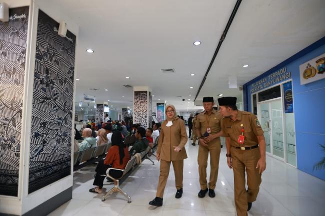 Hari Pertama Kerja, Bupati Ipuk Cek Layanan Publik