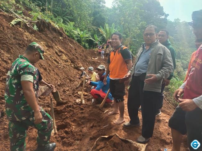 Akibat Hujan Deras Tebing  Setinggi 25 Meter Longsor Tutupi Irigasi Sawah