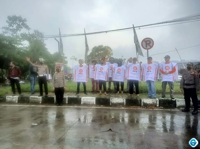 Disertai Hujan, Polres Semarang berikan pengamanan Flashmob Penolakan kenaikan harga BBM. 