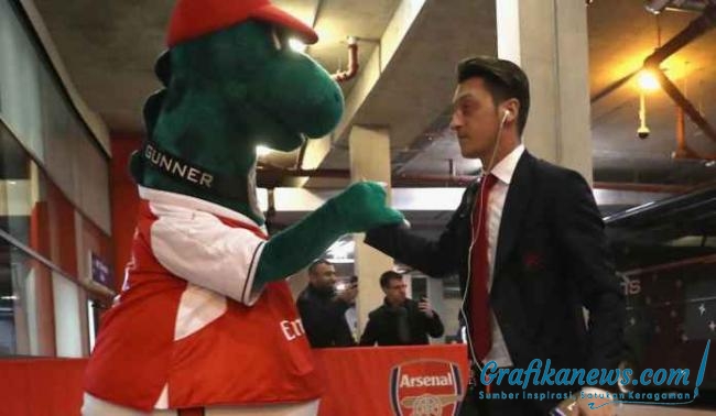 Mesut Ozil Berani Menggaji Gunnersaurus Sang Maskot Arsenal