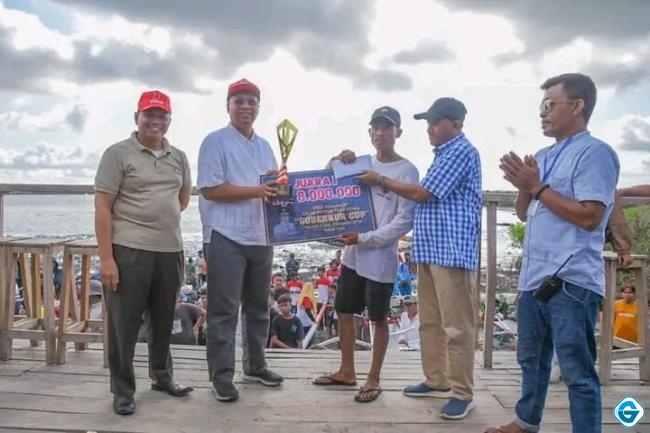 Gubernur Tutup Festival Balap Sampan Tradisonal di Jerowaru