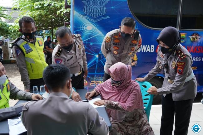 Bus Vaksinasi Keliling Satlantas Polres Batang Sasar Pedagang Pasar