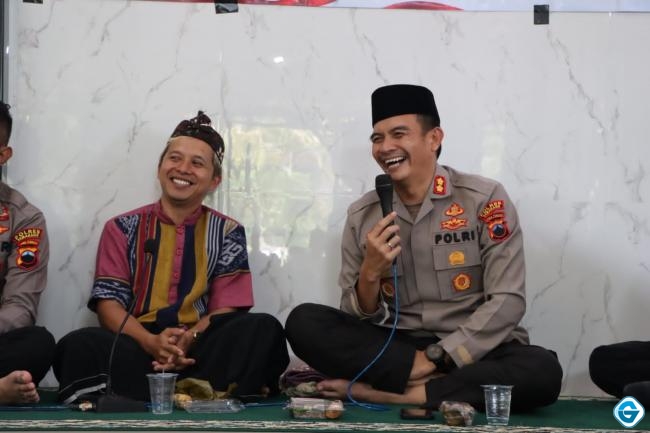 Laksanakan Shalat Jumat berjamaah bersama warga, Kapolres Semarang audiensi warga Kaliwungu.