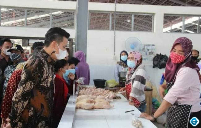 Bupati Kendal  Monitoring Harga Sembako di Pasar Pagi Kaliwungu