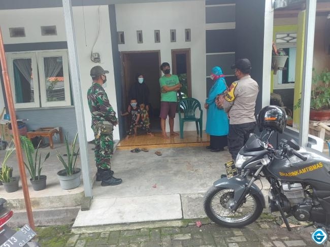 Personel Polsek Kaliwungu Lakukan Tracking Kontak Covid 19 Di Desa Mororejo