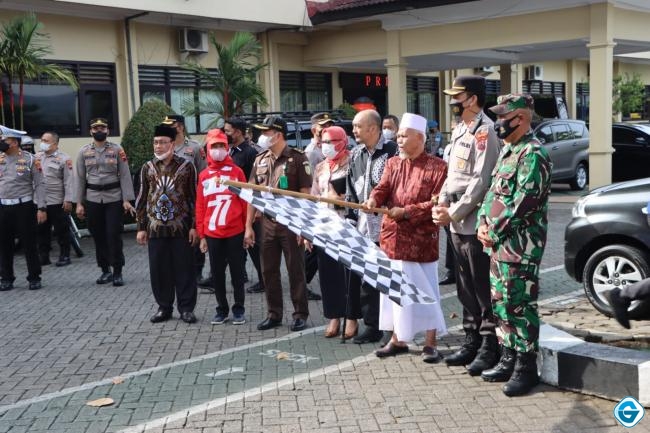Meringankan beban masyarakat terdampak kenaikan harga BBM, Polres Semarang gelar kegiatan baksos. 