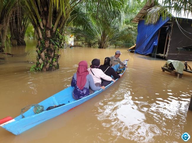 Terobos Banjir, Petugas Medis Puskemas Lasung Layani Warga Kurang Gizi