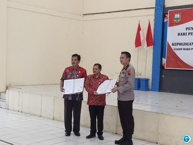 Kapolres Semarang terima sertifikat tanah hibah dari Pemkab. Semarang