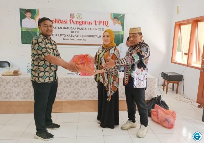 Sitti Fatrah Sunge Serahkan Alat Olahraga Kepada Karang Taruna Desa Biluhu Timur