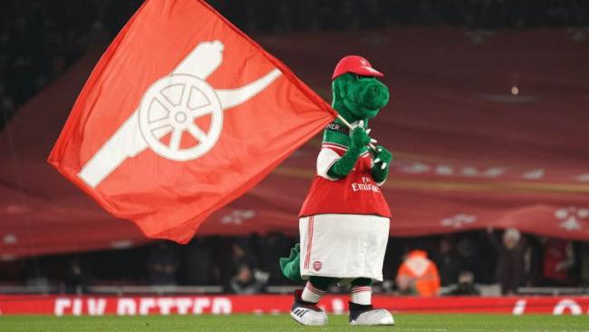 Mesut Ozil Berani Menggaji Gunnersaurus Sang Maskot Arsenal