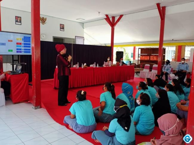 Dr. Hj. Nurmalah SH. MH. Memberikan Penyuluhan " Upaya Hukum" di Lapas Kelas II Wanita Semarang