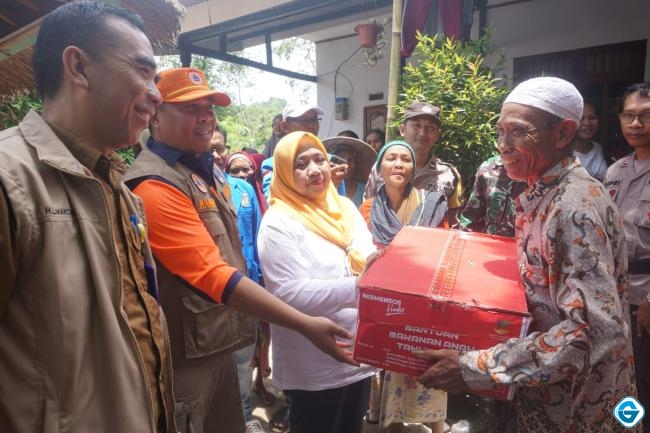 Wabup Sumiatun Serahkan Bantuan Bagi Korban Banjir Sekotong