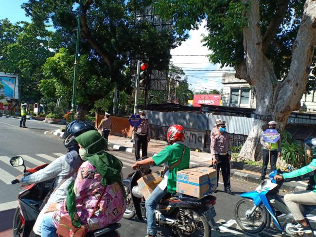 Polresta Mataram Berlakukan Jaga Jarak Di Lampu Merah