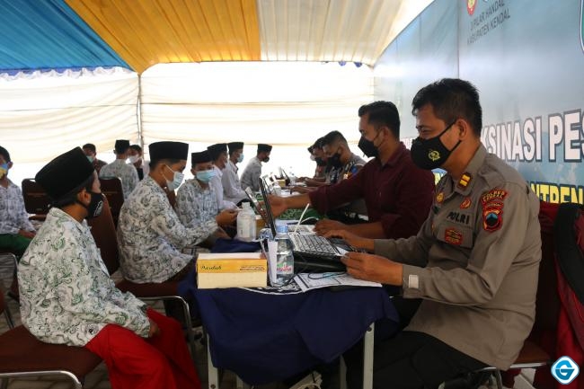 Bhabinkamtibmas Polsek Kaliwungu Laksanakan Monitoring Vaksin di Ponpes Apik 2 Desa Sarirejo Kaliwungu
