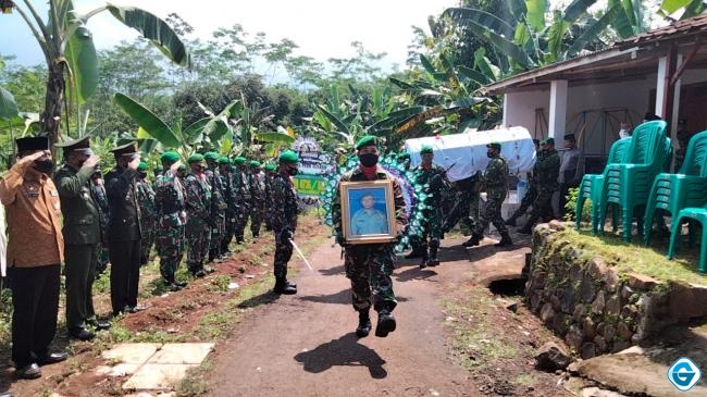 Kodim 0736/Batang Gelar Upacara Pemakaman Secara Militer Purnawirawan TNI AD