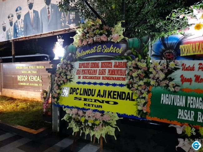 Berhasil Tuntaskan Kasus Pembunuhan Warga Ringinarum, Polres Kendal Banjir Karangan Bunga