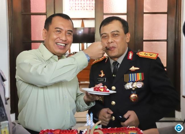 Momen Mesra Kapolda Jateng Disuapi Kue Pangdam IV/Diponegoro di HUT TNI