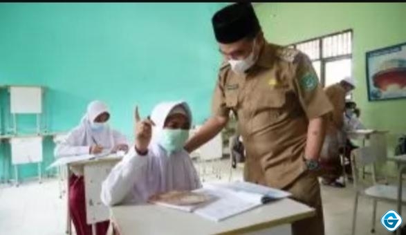 Didampingi Kadisdik Tanbu, Zairullah Azhar Pantau Jalannya PTMT di Beberapa Sekolah