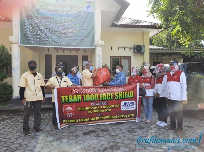 Ketua JMSI NTB, Drs. Boy Mashudi Secara Simbolis Menyerahkan Bantuan Face Shild Kepada Camat Keruak di Halaman Depan Kantor Camat Keruak
