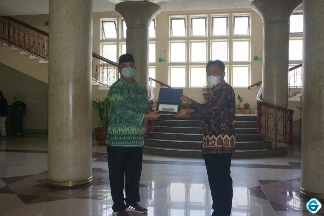 Rektor UGM Sambut Baik Kerja Sama UGM dengan Lombok Barat 