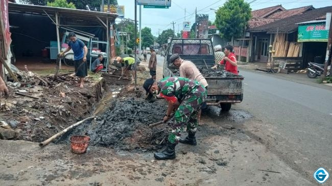Antisipasi Banjir, Babinsa Gotong Royong Bersihkan Selokan