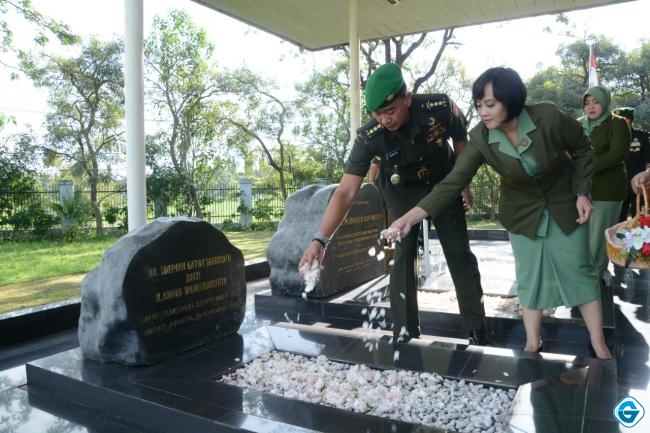 Jelang HUT ke-72 Penerangan TNI AD, Kapendam IV/Diponegoro Ziarah di TMP Gatot Subroto